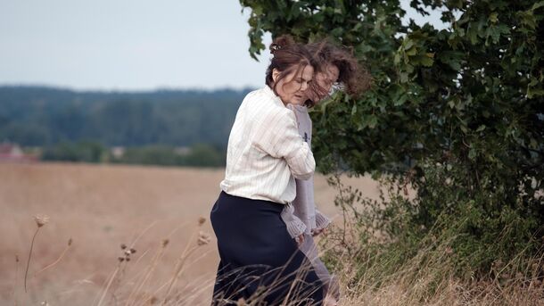 Mirrors No. 3 ending: Petzold filmed Laura coming back with her bags, then reshot the whole thing six months later