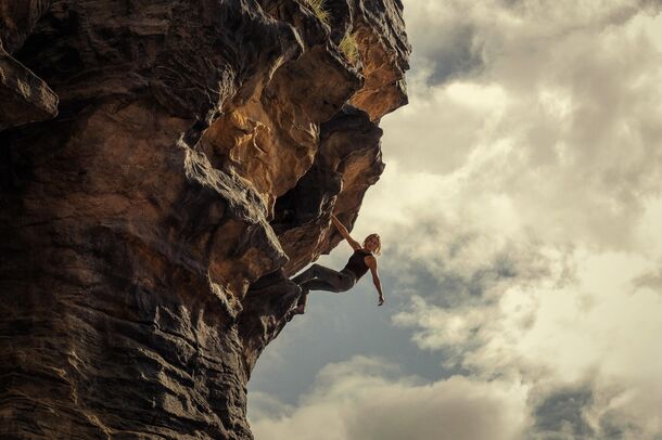 What happens at the end of Apex? The final fall mirrors the one that opens the film