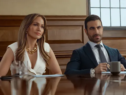 What happens at the end of Office Romance? Does Jackie lose AirCruz?